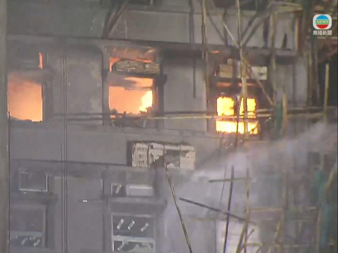 香港大火94死逾200人失聯，宏福苑7棟準備爆破入內搜救！設臨時認屍中心，上百人悲痛排隊